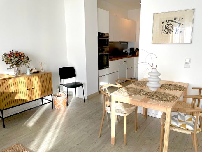 Sonnige Wohnung direkt am See in Neuruppin mit Gartenterrasse, voll ausgestattet – 03_Wohnraum Blick zu Kueche