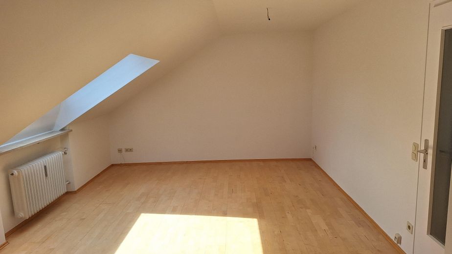 Schöne helle 1,5 Zimmer DG-Wohnung in ruhiger TOP-Lage – Wohn-Schlafzimmer 2