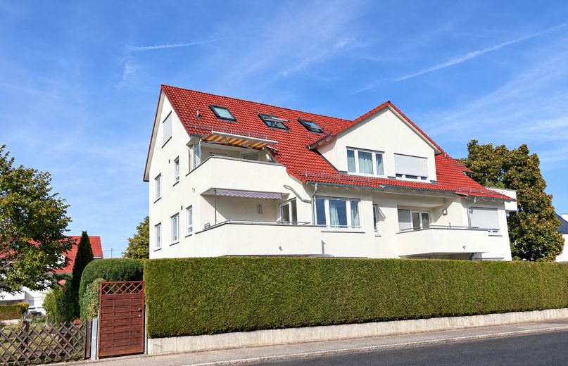 Céntrico y tranquilo: piso de 4 habitaciones con balcón en el corazón de Maichingen – Außenansicht