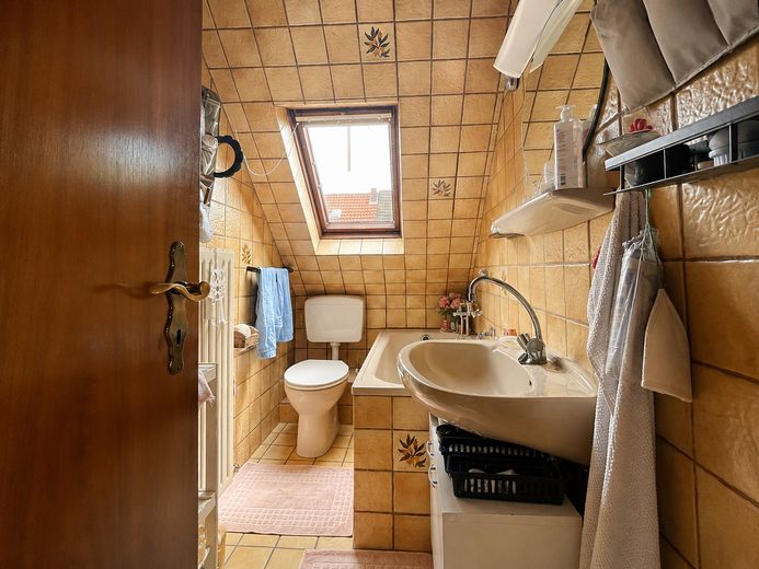 flexibel nutzbare 3-Zimmer-Wohnung im DG mit Abstellraum – Wannenbad mit Fenster