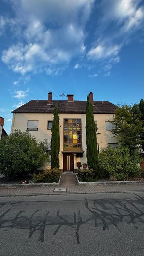 Lichte 2-kamerwoning 50 m² plus garage, inbouwkeuken en extra gebruiksoppervlakte – Gebäude außen