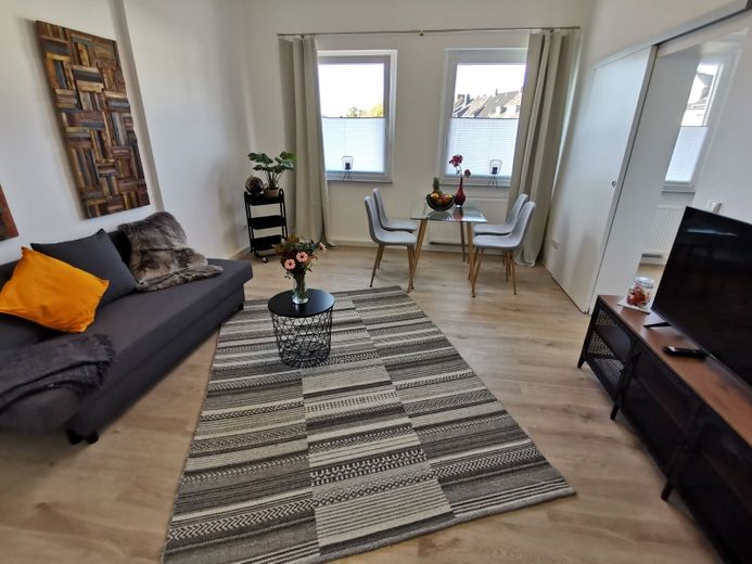 Helle, neu sanierte und möblierte Wohnung in zentraler Lage, mit W-LAN, Parkplatz-Anmietung möglich! – f71726e2cd5c8c1c966771535ddbd71829bd4eb7.jpg