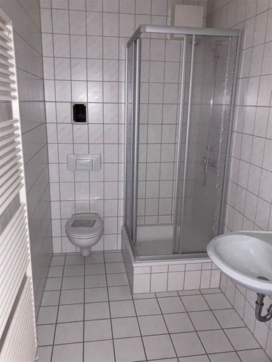 Am Park! Günstige 2,5-Zi. mit Aufzug, Laminat, Abstellraum und Dusche! – Bad