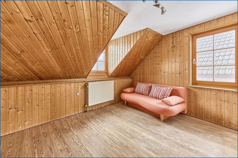 ** Reparaturbedürftiges freistehendes Einfamilienhaus **  in Haus-/Hofbauweise! – Schlafraum OG