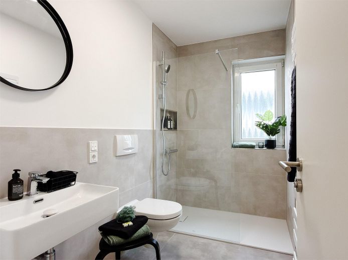 Design, spokój i widok na Ren – ekskluzywne mieszkanie 2-pokojowe z balkonem i garażem podziemnym – Modernes Tageslicht-Duschbad