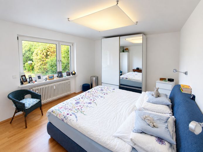 Appartement calme de 4 pièces situé dans un emplacement privilégié de Munich-Großhadern avec loggia exposée au sud – Schlafzimmer