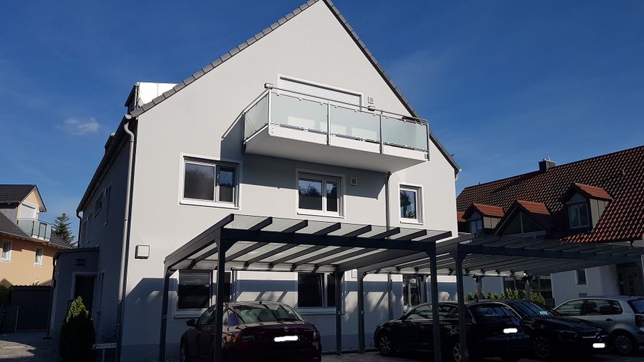 Ansicht mit Carport