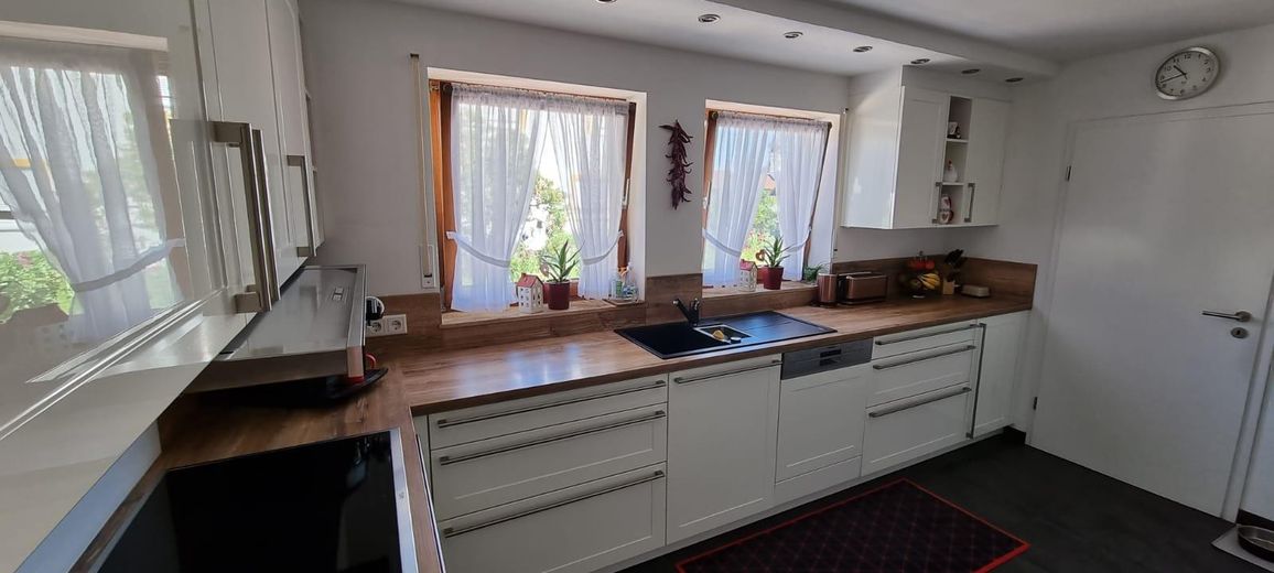 Maison pour 1 à 2 familles + appartement indépendant – Küche mit Zugang Speisekammer