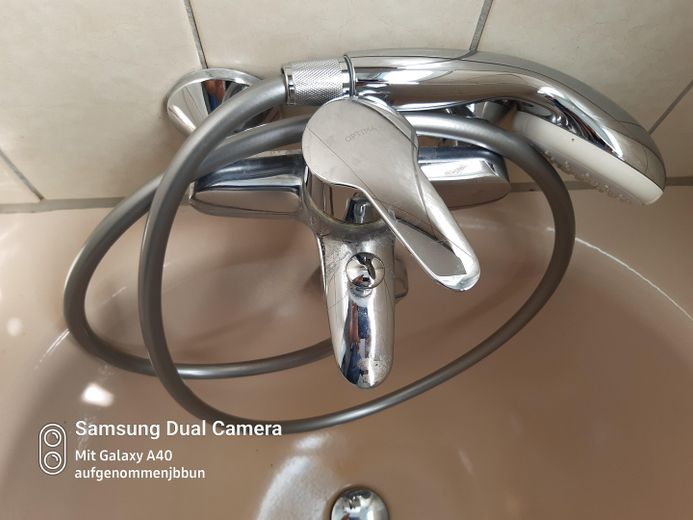 Светлая и тихая квартира на мансардном этаже без комиссии маклера – Armatur Dusche Wanne