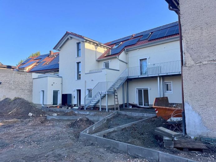 Kapsamlı tadilat sonrası ilk kullanım | KfW55 EE | 62 m² | Üst kat/çatı katı | İstasyona 2 dk. | Taşınmaya hazır 10/2026 – Hofansicht