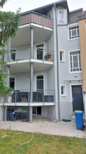 Sehr schönes 3 Fam.- Haus, große Balkone – Hofansicht 1