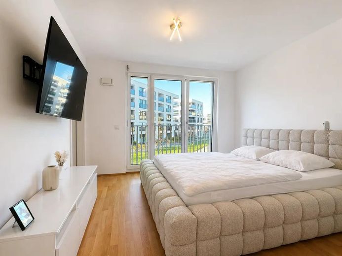 Neuwertige 3-Zimmer-Wohnung mit Balkon, zwei Bädern & TG-Stellplatz – Schlafzimmer