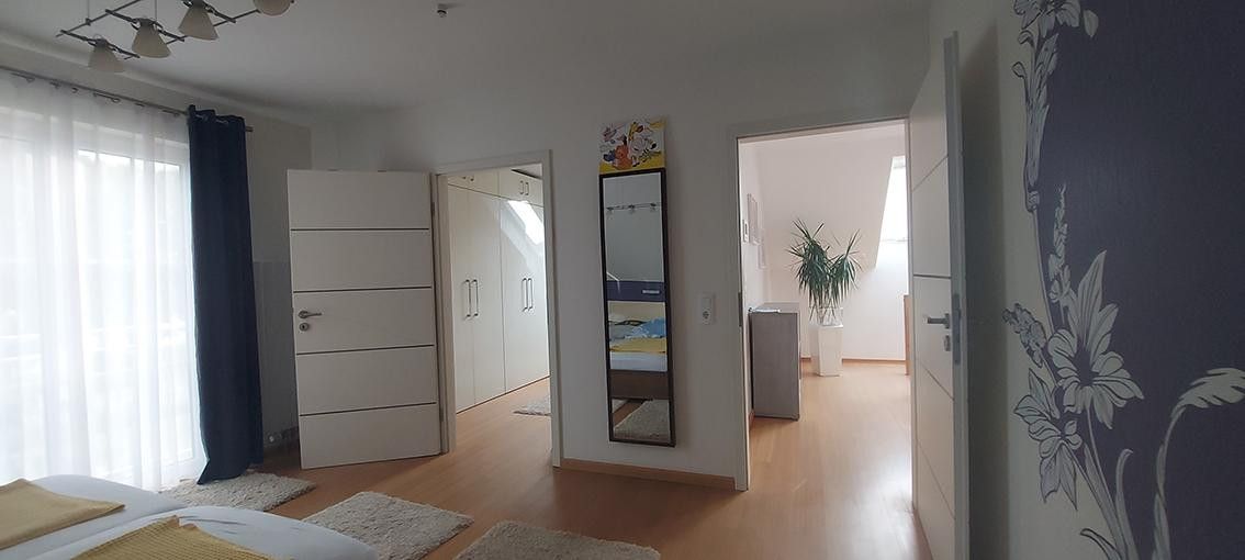 Geräumiges und modernisiertes 8-Zimmer-Einfamilienhaus mit geh. Innenausstattung in bester Lage – Schlafzimmer 3 OG