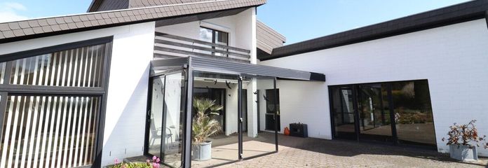 Außenansicht mit Terrasse 1 u. Anbau