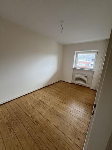 Appartement lumineux de 4 pièces avec balcon et cuisine équipée à louer immédiatement. – 2. Zimmer