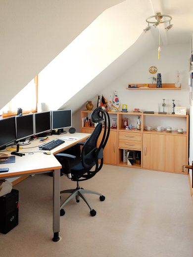 Avis aux investisseurs : duplex habité et meublé de 4 pièces avec cuisine, salle de bains et WC supplémentaires, dans un quartier calme proche du centre – Büro unten