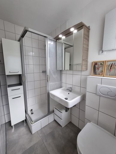 Ekskluzywne umeblowane mieszkanie 1,5-pokojowe w pobliżu uniwersytetu/Dworca Głównego z kuchnią w zabudowie, dużą loggią, internetem itd. – Badezimmer