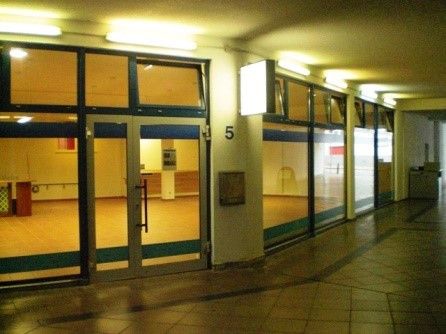 Provisionsfrei - VIELSEITIGE Nutzungsmöglichkeiten – Außenansicht mit Schaufenster