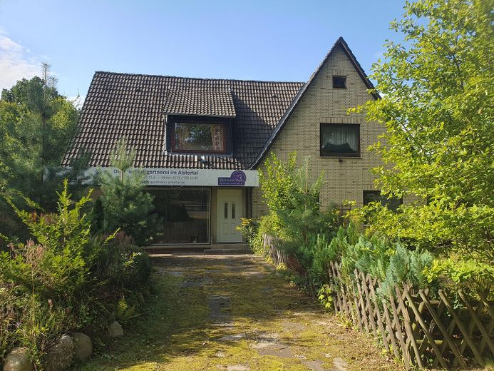 Wohnen wo Hamburg am schönsten ist Einfamilienhaus Doppelhaus Grundstück in Duvenstedt / Walddörfer – Vorderansicht