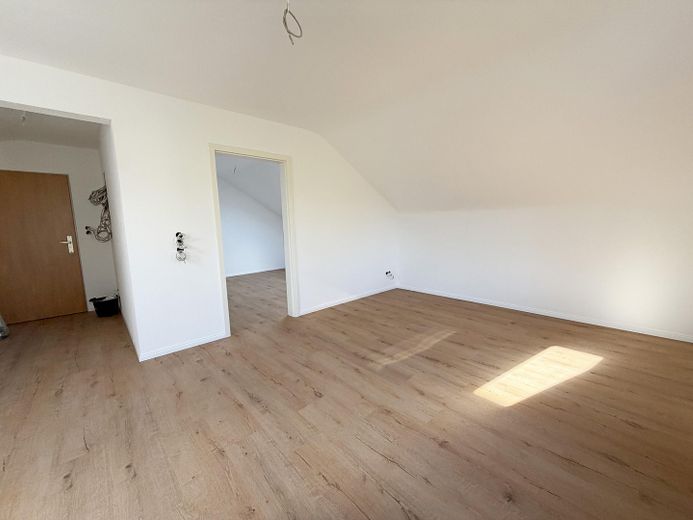 Piso de 2 habitaciones en ático, completamente renovado, con plaza de aparcamiento en Oberstenfeld – Wohnzimmer