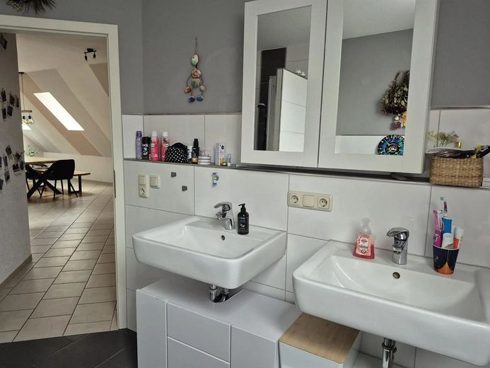 Ruime, lichte 4-kamerwoning met balkon, open haard en parkeerplaatsen (laag-energiebouw) – Badezimmer: 2 Waschbecken