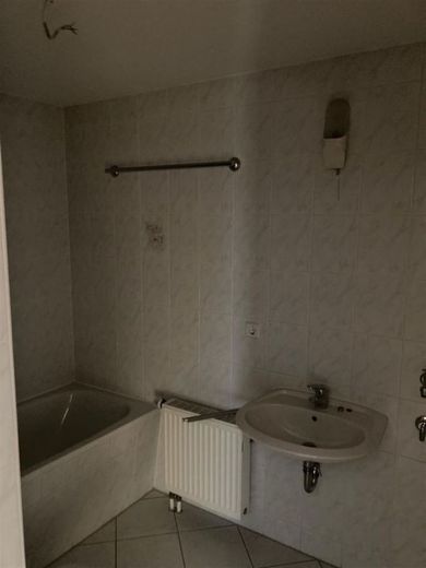 Kompakte DG 3-Zimmer mit neuem Laminat u. Wanne in Zentrumsnähe!
Stellplatz mgl. – Bad