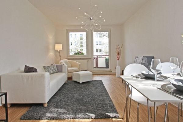 Helle 2-Raum-Wohnung mit Sonnen-Balkon wartet auf Sie ...