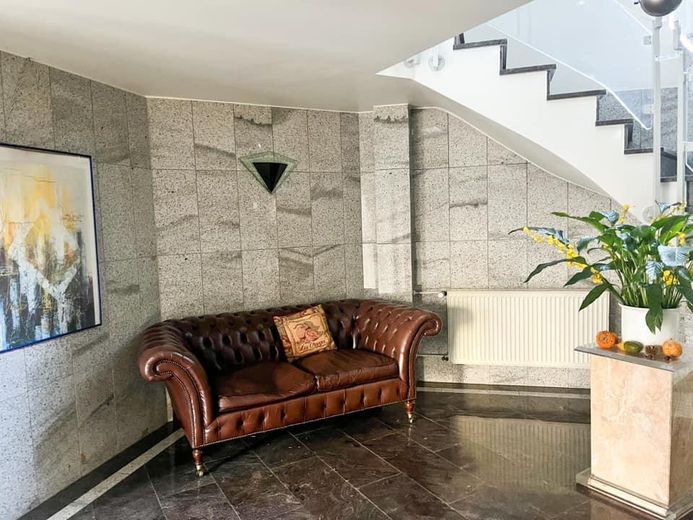 Exklusives City-Apartment mit großzügiger Wohnloggia in Top-Lage – Treppenhaus