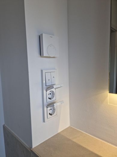 Neuwertige, hochwertige 2-Zimmer-Wohnung mit EBK & TG-Stellplatz in Ffm-Riedberg – Bad