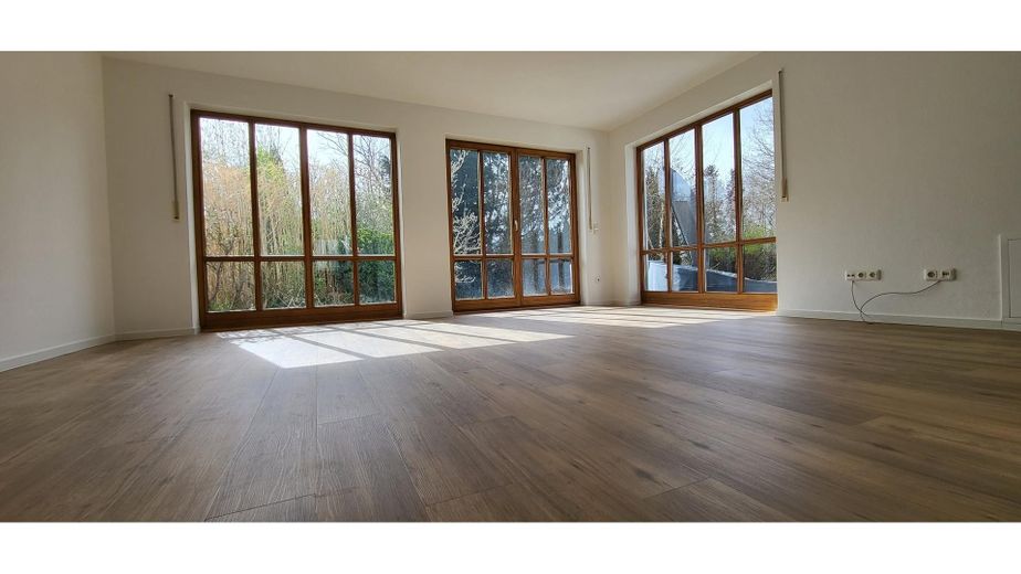 Casa bifamiliare per famiglie con giardino da sogno - asilo fino alla scuola primaria raggiungibili a piedi, 5 min. all'A8, 40 min. a Monaco – EG Wohnzimmer