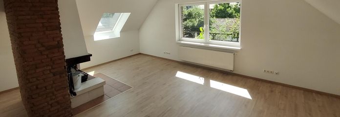 Charmante 4-Zimmer-Maisonette mit Kamin & Einbauküche in Seevetal-Ohlendorf – Wohnbereich mit Kamin