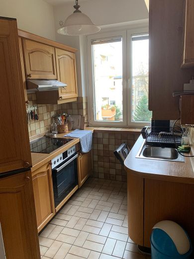 Möblierte 2-Zimmer-Wohnung mit Balkon und Aufzug – bezugsfrei & provisionsfrei – Küche mit Einbauküche