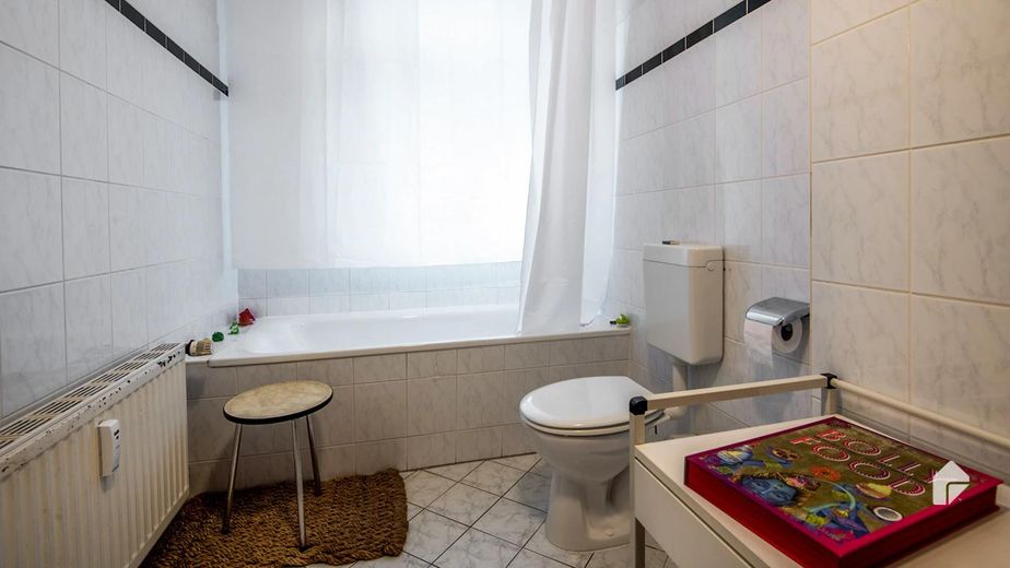 Provisionsfrei: 111 m² Altbau-Kapitalanlage mit 2 Südbalkonen, Helmholtz-Kiez Prenzlauer Berg – Bad 02
