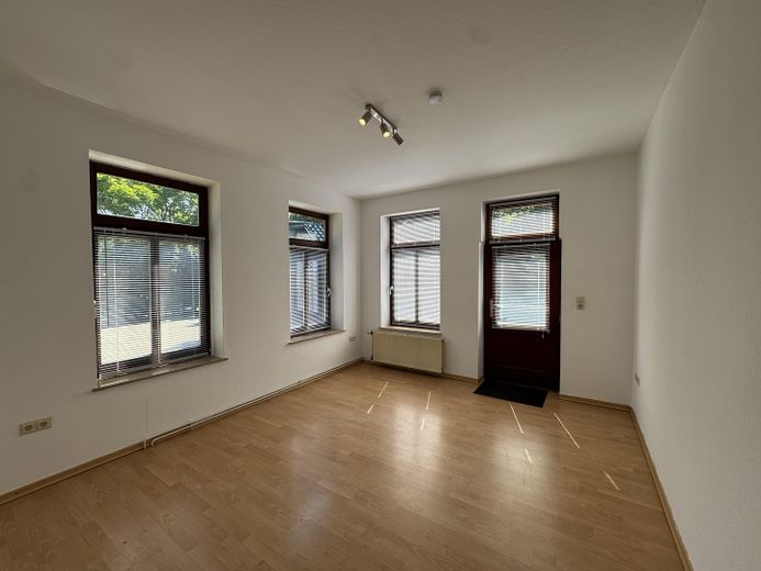 Für junge, berufstätige Personen. Erdgeschoßwohnung mit Garten, 2 ZKB, EBK, AR, Carport mit AR – Wohnzimmer