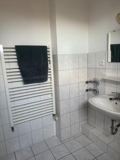 Bad mit Handtuchheizkörper