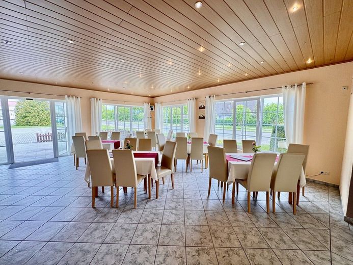 HORN IMMOBILIEN + beliebtes Eiscafé und Restaurant sucht Käufer und Nachfolger in Krackow bei Penkun – Gästeraum