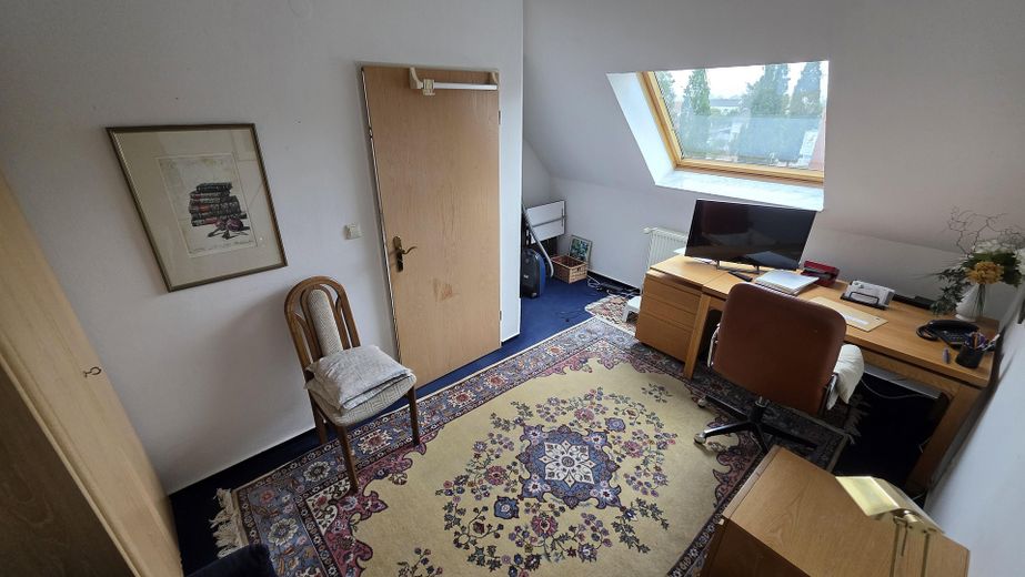 Luminoso apartamento de 3 habitaciones en el ático, 90 m², balcón, ascensor y cocina equipada – Spelle-Mitte, disponible a partir de octubre – Zimmer 3 mit Dachfenster