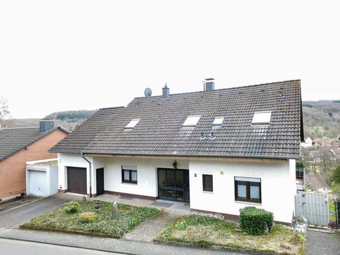 Tief durchatmen - Wohnen in der Ruhezone!
Große Eigentumswohnung im Lautertal zu verkaufen. – 5267 - Ansicht von der Straße mit Stellplatz