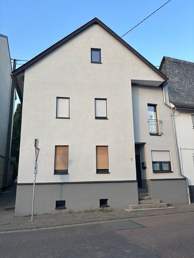 Einfamilienhaus mit Nebengebäude, Hof und Garage – Foto 1