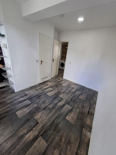 Asbach merkezinde, eski bir yarı ahşap evde, yeni yapı standardında güzel 2 odalı daire – Schlafzimmer