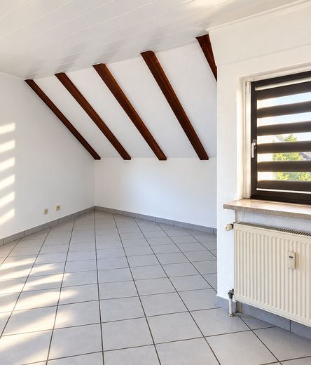 Gemütliche 3-Zimmer-Dachgeschosswohnung mit Balkon und Blick ins Grüne in Reinheim – Wohnbereich