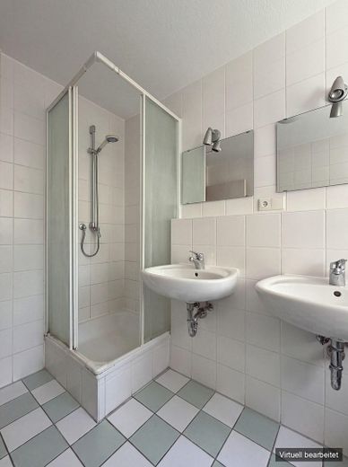 Helle 3-Zimmer-Erdgeschosswohnung mit Terrasse, Garten und Fußbodenheizung, Stellplätze optional – Bad, Dusche (KI-leergeräumt)