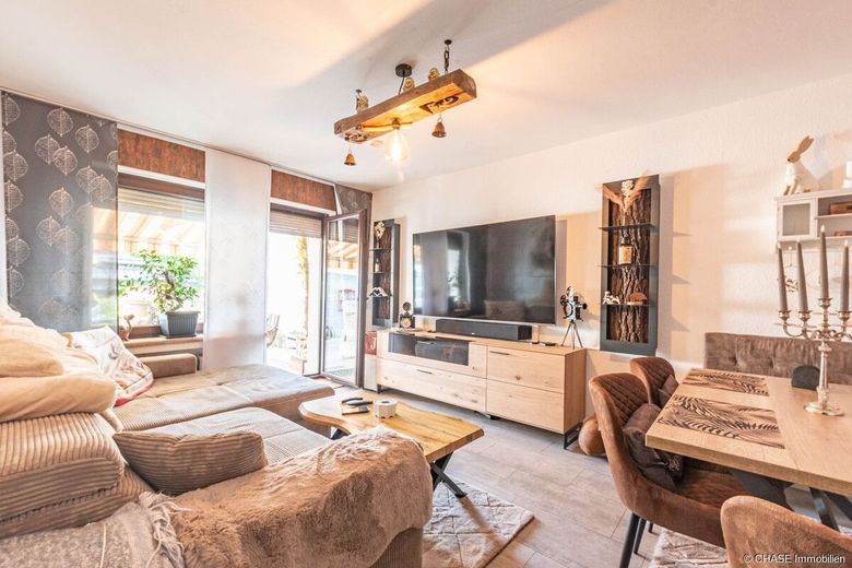 Modernisiertes Dreifamilienhaus in attraktiver Wohnlage - Bestes Wohnen oder Vermieten in Hameln! – Wohnzimmer Erdgeschoss