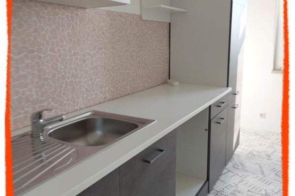 +++ Pequeño y acogedor apartamento de 2 habitaciones con muebles de cocina en un entorno rural idílico y, aun así, céntrico +++