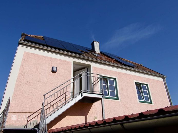 Einfach Mehr: Kernsaniertes und gepflegtes Stadthaus mit ELW. PV-Anlage, Batteriespeicher. Erbpacht. – 2. OG: Sep. Zugang ELW