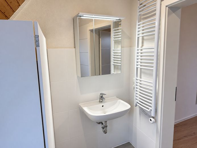Esclusiva maisonette di 2,5 locali con ascensore, cucina nuova e vista panoramica – in posizione centrale a Weingarten – Badezimmer