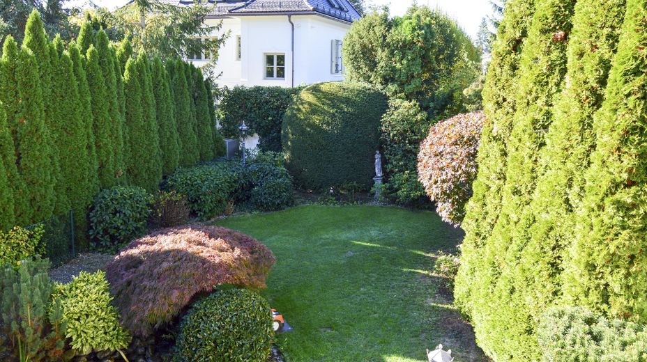 Exceptional semi-detached house with potential and a dream garden – prime location on Portenlängerstraße in Grünwald – Gartenblick vom Balkon OG