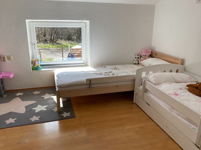 Viel Platz auch für 2 Familien in freistehenden Haus in guter Lage – Kinderzimmer