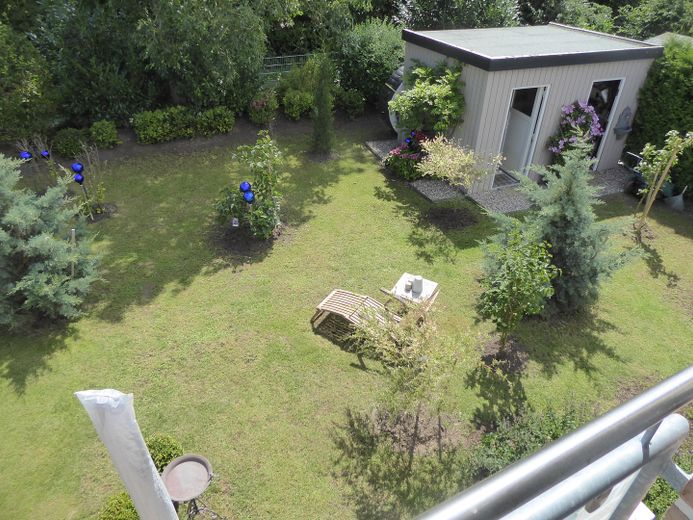 VON PRIVAT - STIL & CHARME! - Photovoltaik, Raumwunder, Garten, Gartenhaus... – BLICK in den grossen Garten