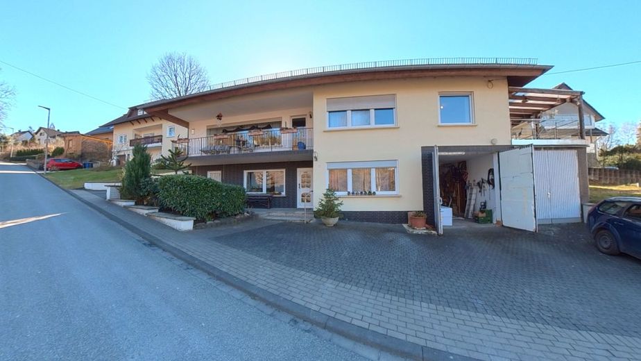 CITYHOUSE: Großzügiges Zweifamilienhaus mit Ausbaupotenzial, Garten &amp; 3 Garagen – Hausansicht